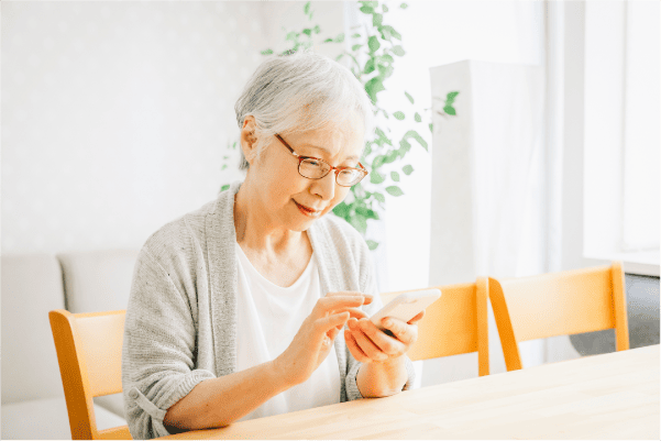 スマートフォンでフォームに入力する様子